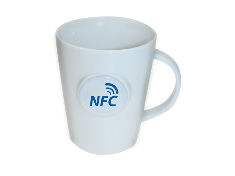 3D-Sticker mit auf Werbetassen mit NFC Funktion