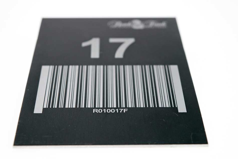 Aluschild mit Strichcode-Lasergravur