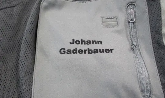 Flockdruck von Einzelnamen auf der Jacken-Innenseite