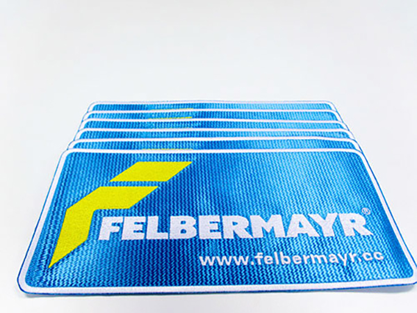 Gestickter Aufnäher als flexibles Textilbranding