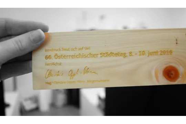 Graviertes Holzfurnier-Plättchen