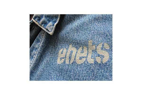 Jeansstoff mit Gravur