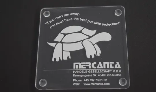 Mit Acryl-Schild als Glas-Untersetzer