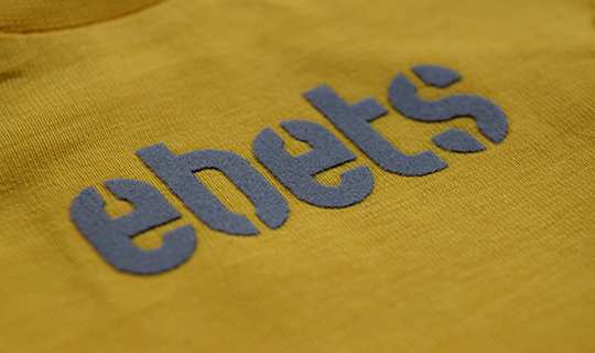 Shirt mit Logo als Flockdruck