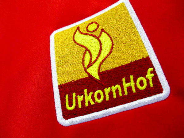 Stick in Aufnäher-Optik auf Softshelljacke - Markenwerbung