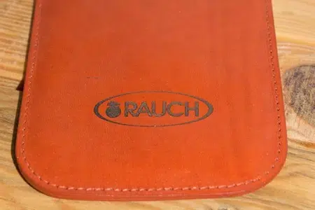 Textile engraving Bei hellem Leder wird der eingravierte Kontrast dunkel.