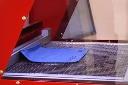 Textile engraving Hier wird ein Microfasertuch gelasert