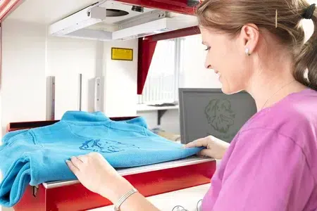 Textile engraving Jedes Textil wird per Hand positioniert.