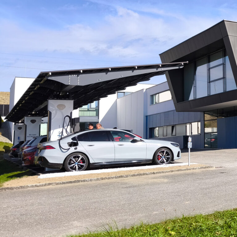 Blog: Energieautark in die Zukunft mit PV-Carports und E-Mobilität - ebets GmbH