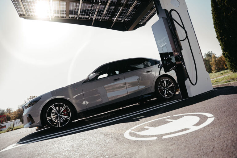 Blog: Energieautark in die Zukunft mit Photovoltaik - 50 KW Ladestation bei ebets Gmbh