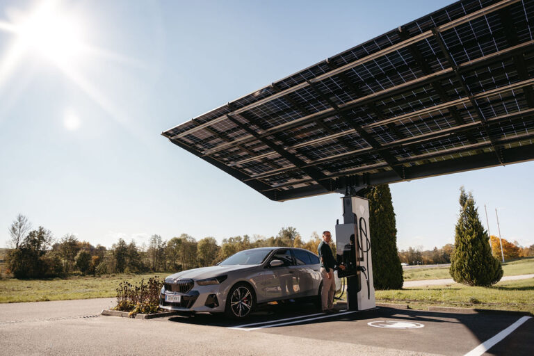 Blog: Energieautark in die Zukunft mit Photovoltaik-Carport - Lademöglichkeit für Mitarbeiter bei ebets