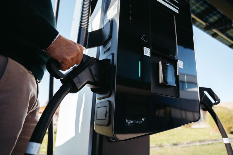 Blog: Energieautark in die Zukunft mit Photovoltaik und E-Mobilität - Öffentliche Ladestation bei ebets Gmbh