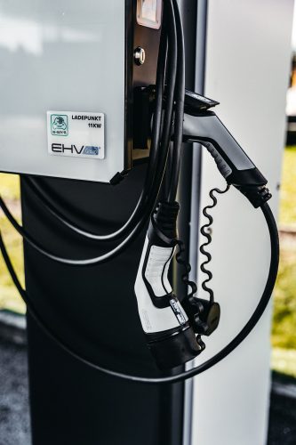 Blog_Langristiger-Wert-schlaegt-Niedrigpreis - Ladepunkt für Mitarbeiter - ebets-Pv-carport